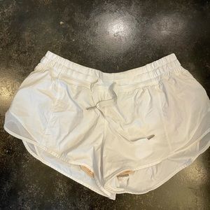 Lululemon Hotty Hot Low Rise Short 2.5